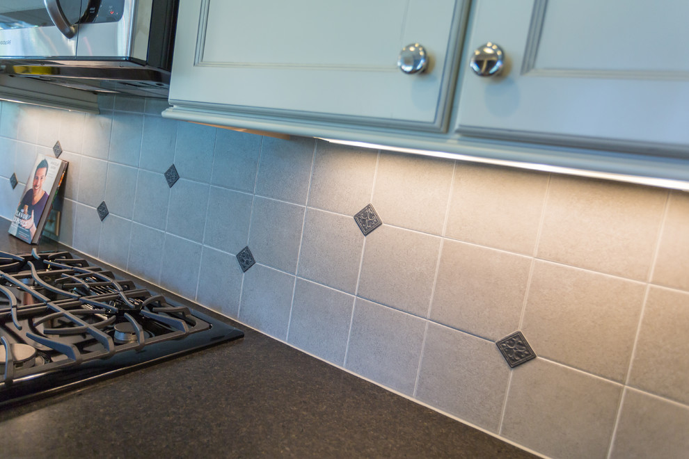 Klassische Wohnküche mit Schrankfronten mit vertiefter Füllung, grauen Schränken, Granit-Arbeitsplatte, Küchenrückwand in Grau und Rückwand aus Keramikfliesen in Raleigh