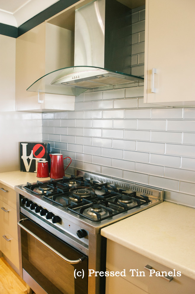 Moderne Küche mit Küchenrückwand in Metallic und Rückwand aus Metallfliesen in Sydney