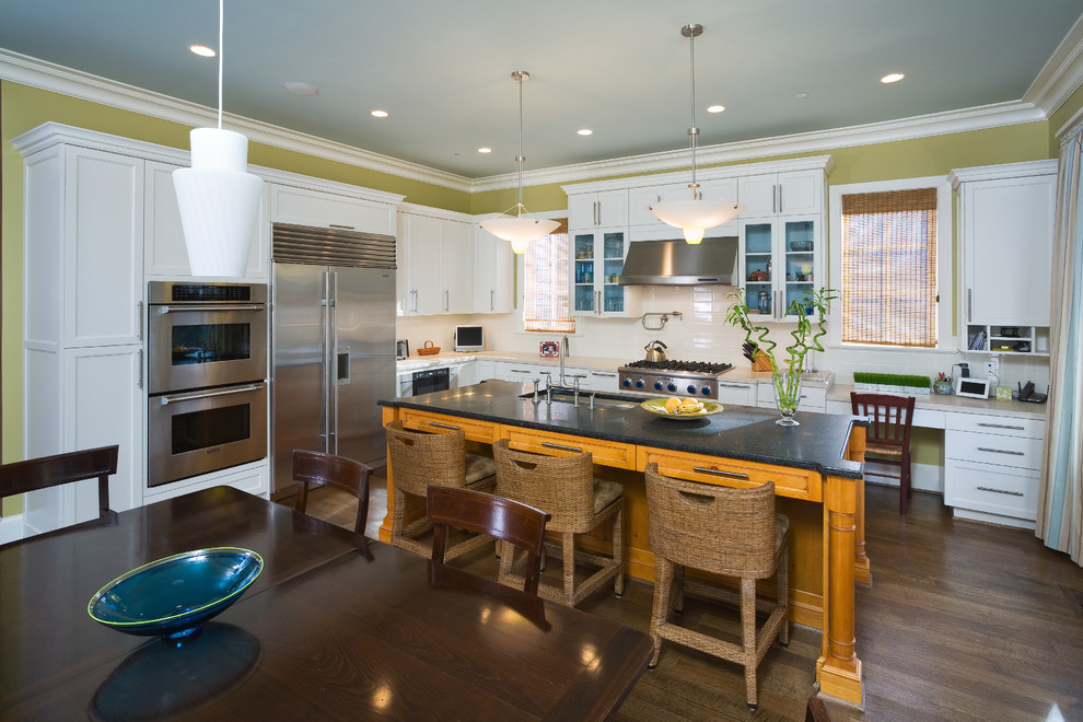 Imagen de cocina actual con armarios con paneles empotrados, electrodomésticos de acero inoxidable, puertas de armario blancas y salpicadero blanco