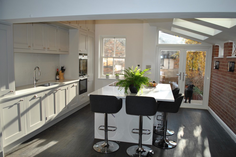 Offene, Mittelgroße Klassische Küche mit Schrankfronten im Shaker-Stil, grauen Schränken, Kücheninsel und schwarzem Boden in Hertfordshire