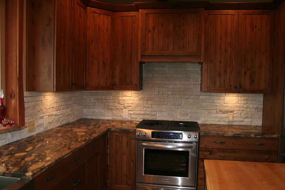 Exempel på ett mellanstort lantligt kök och matrum, med skåp i shakerstil, skåp i mellenmörkt trä, laminatbänkskiva, vitt stänkskydd, stänkskydd i sten och rostfria vitvaror