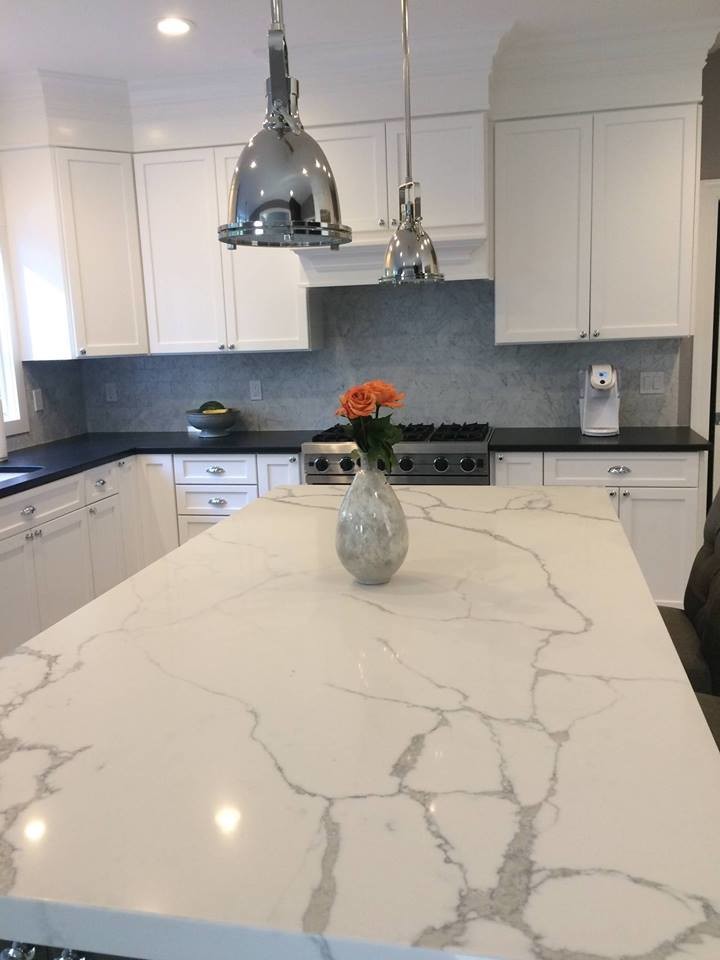 Example of a transitional eat-in kitchen design in New York with an undermount sink, quartz countertops and an island