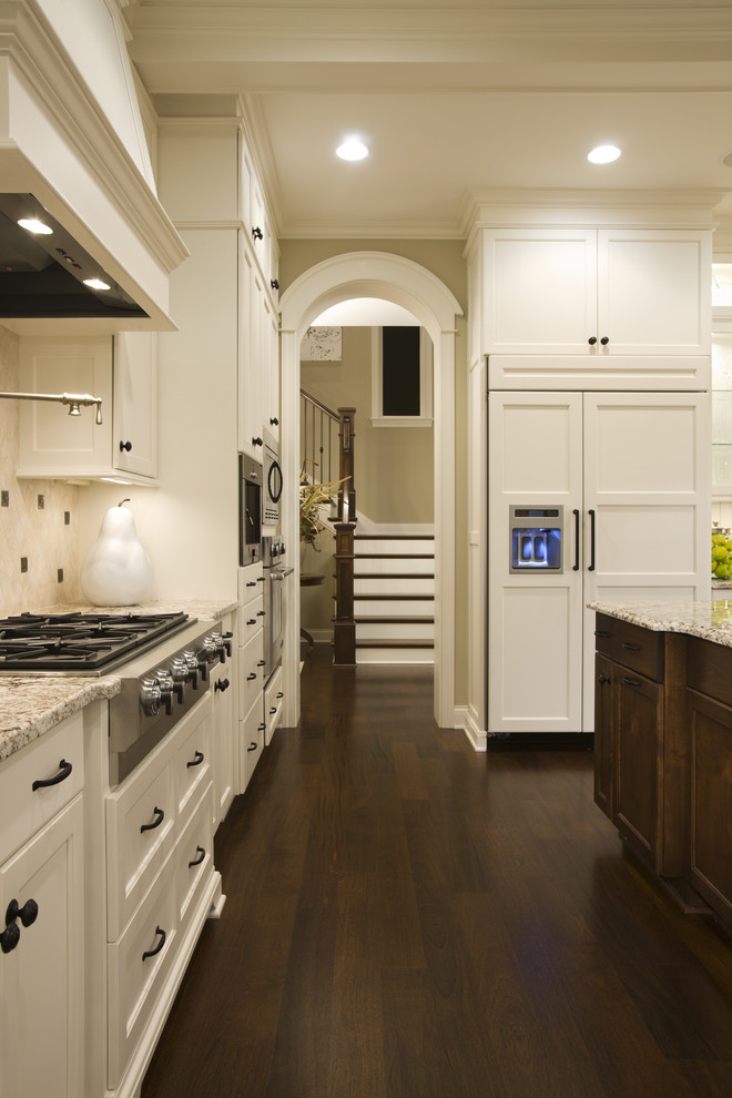 ミネアポリスにあるトラディショナルスタイルのおしゃれなキッチン (パネルと同色の調理設備、落し込みパネル扉のキャビネット、白いキャビネット) の写真