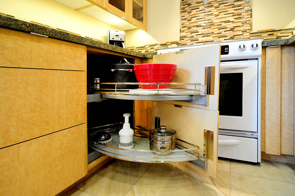 Bild på ett mellanstort funkis kök, med en undermonterad diskho, släta luckor, skåp i ljust trä, bänkskiva i koppar, stänkskydd med metallisk yta, stänkskydd i stickkakel, vita vitvaror och klinkergolv i keramik
