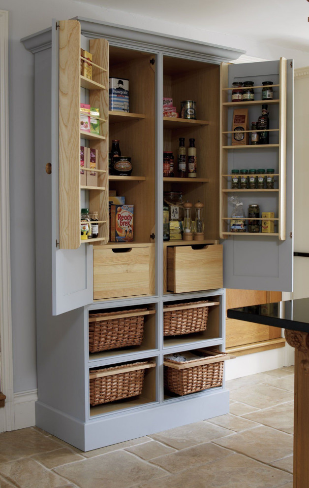 Ejemplo de cocina clásica con armarios con paneles empotrados y puertas de armario grises