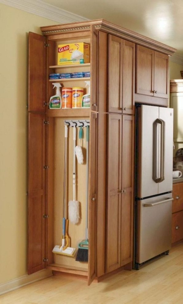 Ejemplo de cocina clásica con armarios con paneles empotrados y puertas de armario marrones