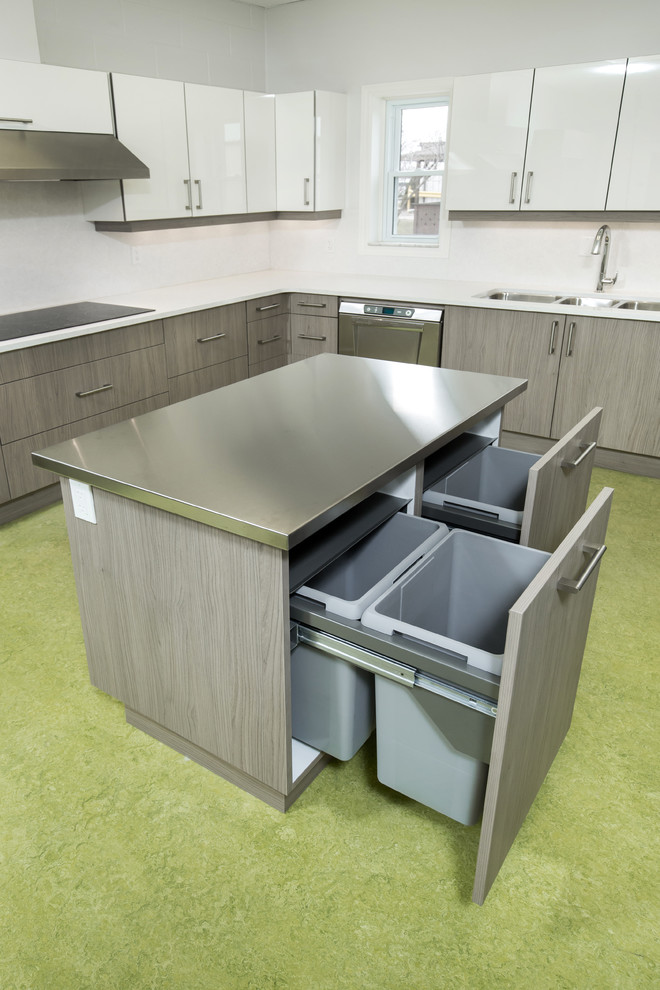 Immagine di un cucina con isola centrale design di medie dimensioni con ante lisce, ante grigie, top in quarzo composito e elettrodomestici in acciaio inossidabile