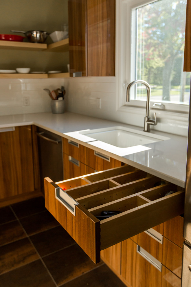 Exempel på ett stort modernt kök, med släta luckor, vita skåp, bänkskiva i kvarts, vitt stänkskydd, stänkskydd i keramik, färgglada vitvaror och en köksö