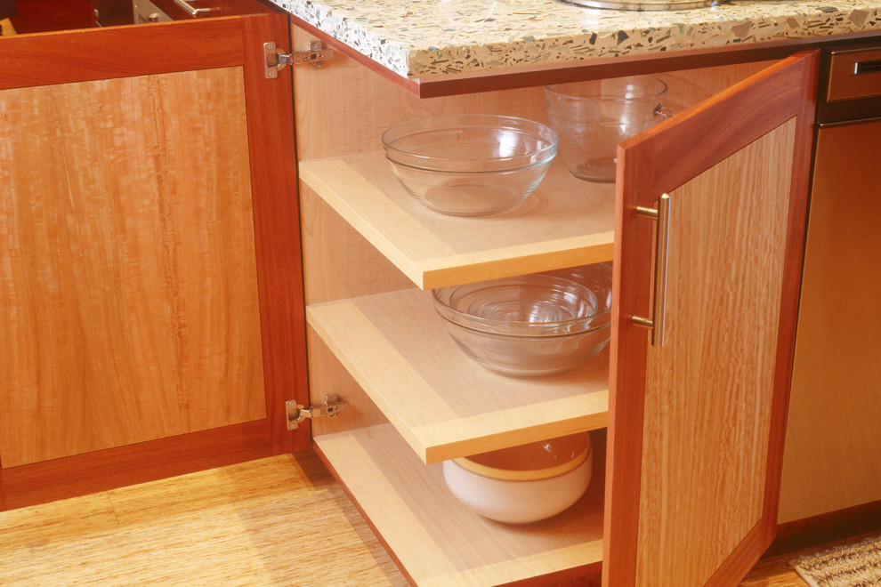 Foto di una cucina design di medie dimensioni con lavello da incasso, ante lisce, ante in legno chiaro, top in cemento, elettrodomestici colorati e pavimento in bambù