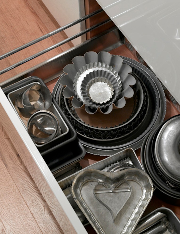 Modelo de cocina actual grande abierta con armarios con paneles lisos y puertas de armario grises