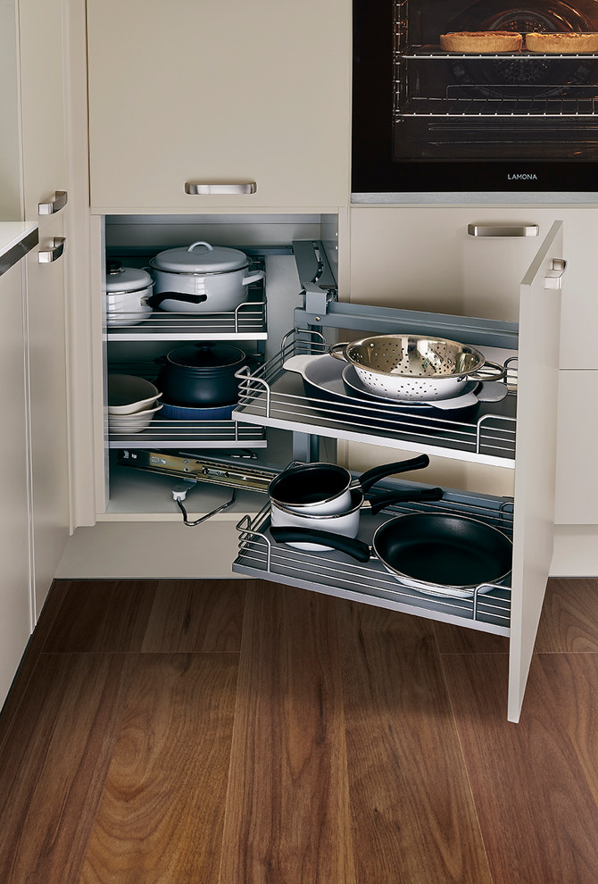 Diseño de cocina contemporánea con armarios con paneles lisos y puertas de armario grises