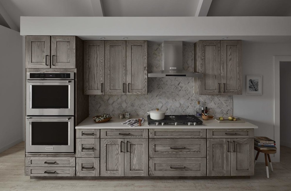 Immagine di una cucina contemporanea di medie dimensioni con ante in stile shaker, ante grigie, top in marmo, paraspruzzi grigio, paraspruzzi in marmo, parquet chiaro e pavimento beige