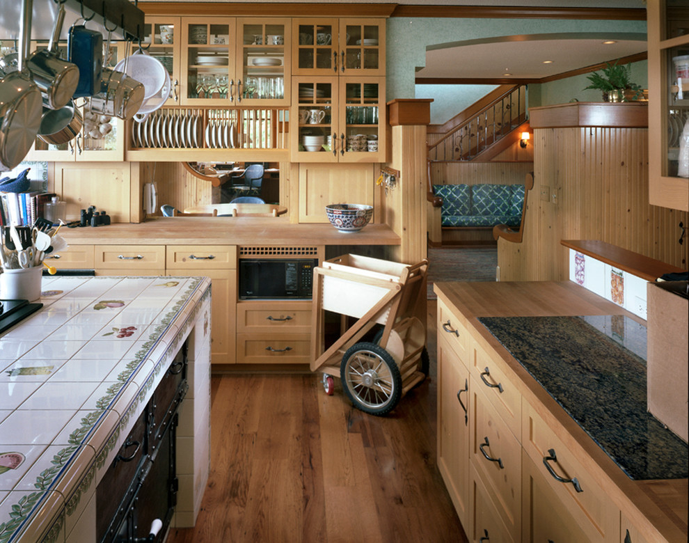 Bild på ett stort vintage kök, med träbänkskiva, ljust trägolv och en köksö