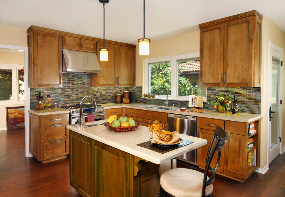 Exempel på ett mellanstort modernt kök, med en undermonterad diskho, skåp i shakerstil, skåp i mellenmörkt trä, bänkskiva i kvarts, flerfärgad stänkskydd, stänkskydd i keramik, rostfria vitvaror, mellanmörkt trägolv, en köksö och brunt golv