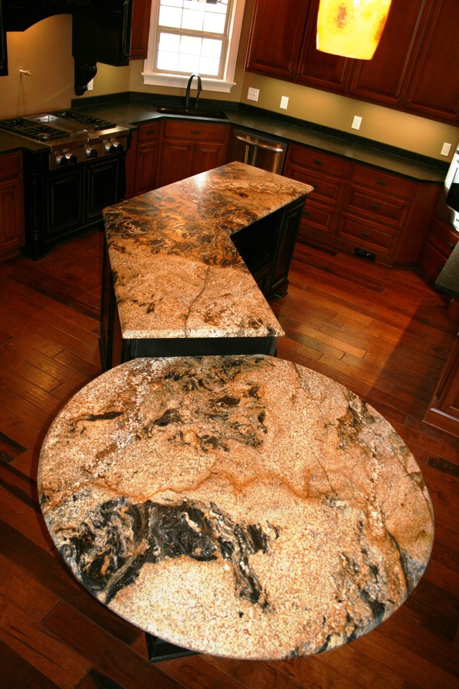 Exempel på ett stort modernt kök, med en nedsänkt diskho, luckor med upphöjd panel, skåp i mellenmörkt trä, träbänkskiva, beige stänkskydd, stänkskydd i sten, rostfria vitvaror, mellanmörkt trägolv och flera köksöar