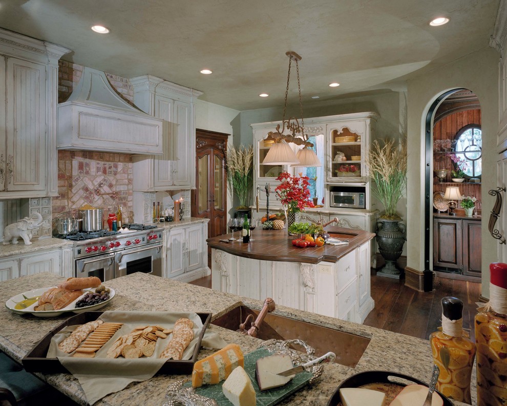 シャーロットにあるトラディショナルスタイルのおしゃれなキッチン (シルバーの調理設備、木材カウンター) の写真