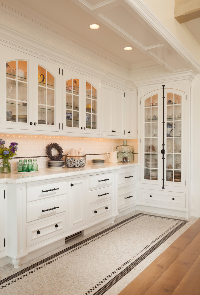 На фото: кухня-гостиная в классическом стиле с стеклянными фасадами и черно-белыми фасадами с