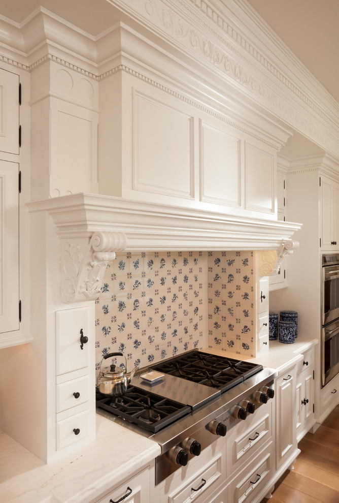 Идея дизайна: кухня-гостиная в классическом стиле с фасадами с выступающей филенкой, белыми фасадами и синим фартуком