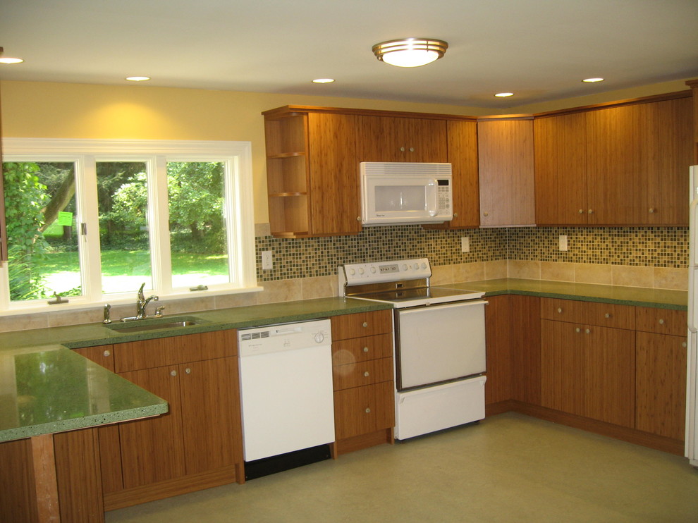 Exempel på ett mellanstort klassiskt kök, med en undermonterad diskho, släta luckor, skåp i mellenmörkt trä, bänkskiva i återvunnet glas, flerfärgad stänkskydd, stänkskydd i glaskakel, vita vitvaror, kalkstensgolv och en halv köksö