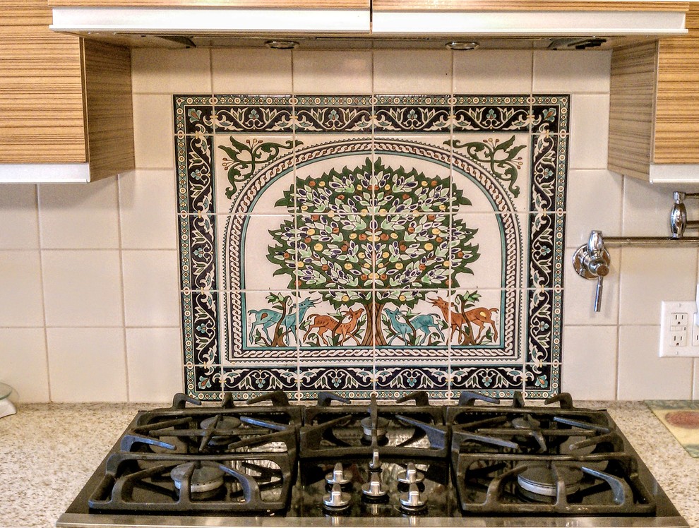 Cette image montre une cuisine méditerranéenne de taille moyenne avec une crédence en céramique.