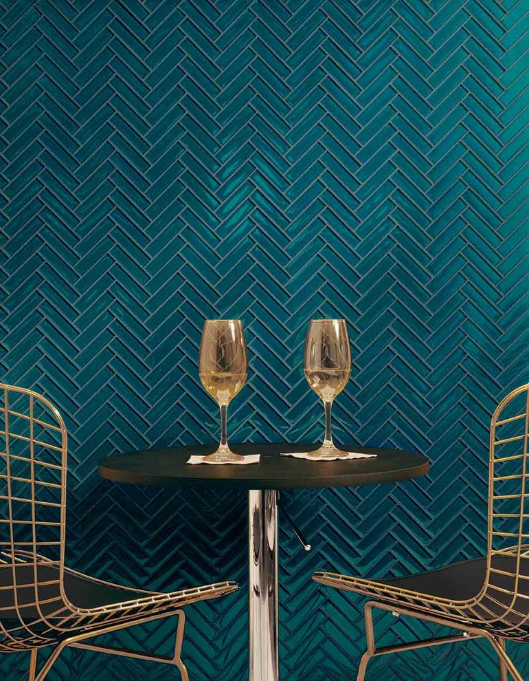 Diseño de cocina moderna con salpicadero azul y salpicadero de azulejos de vidrio