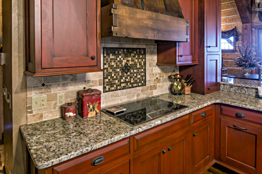 Immagine di una cucina stile rurale di medie dimensioni con ante in stile shaker, ante in legno scuro, paraspruzzi marrone, paraspruzzi con piastrelle in pietra e elettrodomestici da incasso