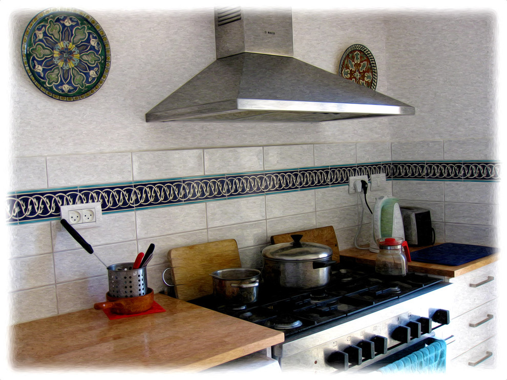 Example of a tuscan kitchen design in Tel Aviv