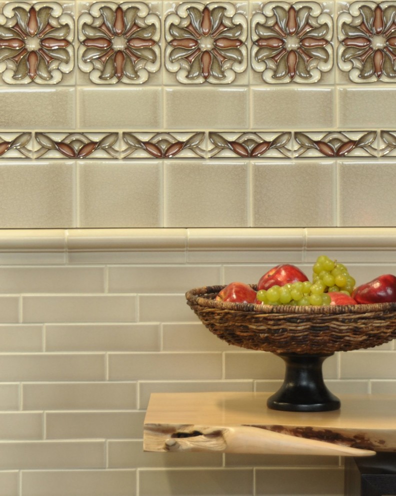 Esempio di una cucina vittoriana di medie dimensioni con paraspruzzi beige e paraspruzzi con piastrelle in ceramica