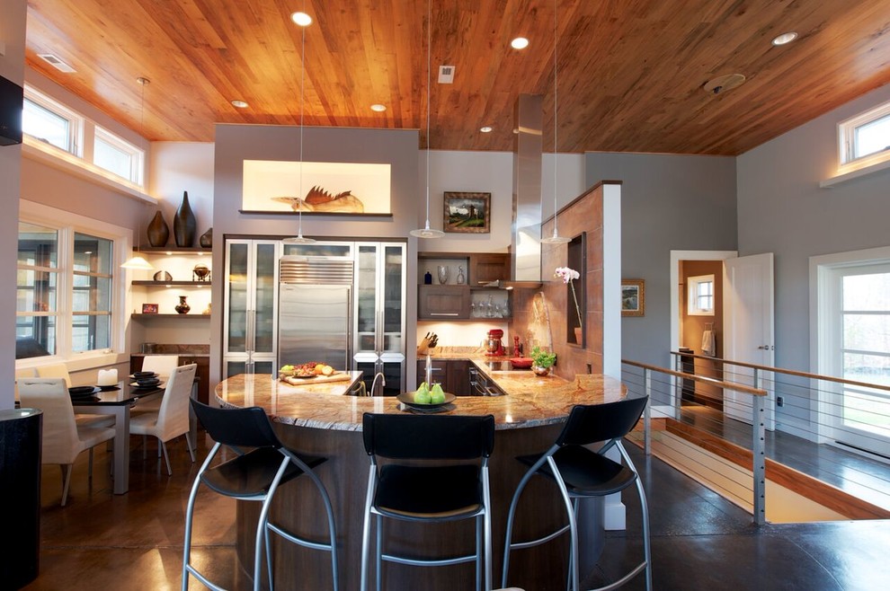 Exempel på ett mellanstort modernt kök, med släta luckor, bänkskiva i kvartsit, orange stänkskydd, stänkskydd i metallkakel, rostfria vitvaror, mörkt trägolv, en halv köksö, en dubbel diskho och lila skåp