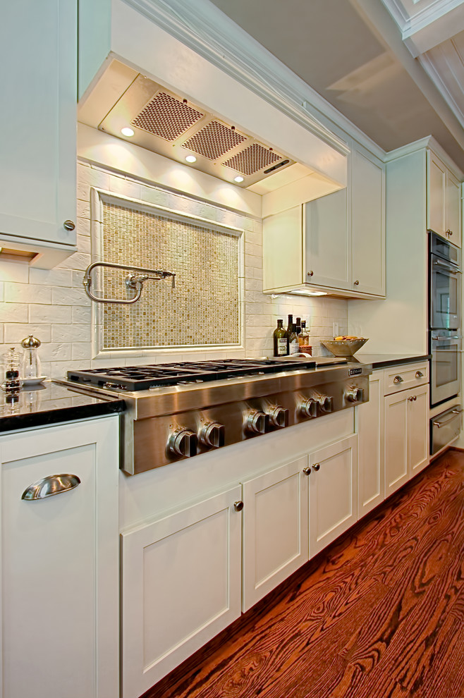 Стильный дизайн: кухня в классическом стиле с фасадами в стиле шейкер, белыми фасадами и белым фартуком - последний тренд