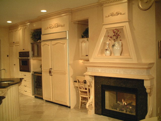 Modelo de cocina clásica, grande, con fregadero de doble seno, armarios con paneles con relieve, puertas de armario beige, salpicadero beige, salpicadero de azulejos de cerámica, electrodomésticos de acero inoxidable, una isla y suelo de baldosas de cerámica