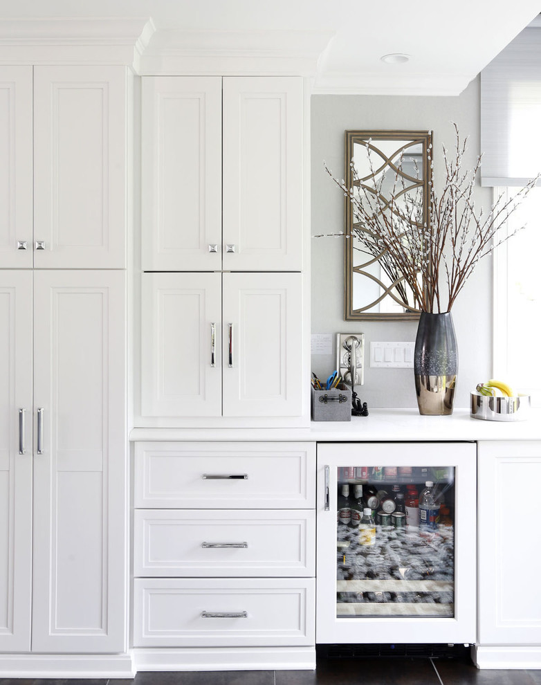 Foto de cocina tradicional renovada con armarios con paneles empotrados, puertas de armario blancas, encimera de vidrio, suelo de baldosas de porcelana y suelo gris