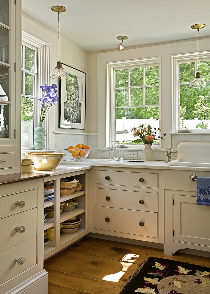 Klassische Küche mit Einbauwaschbecken, Marmor-Arbeitsplatte, offenen Schränken, beigen Schränken und Rückwand aus Marmor in Burlington