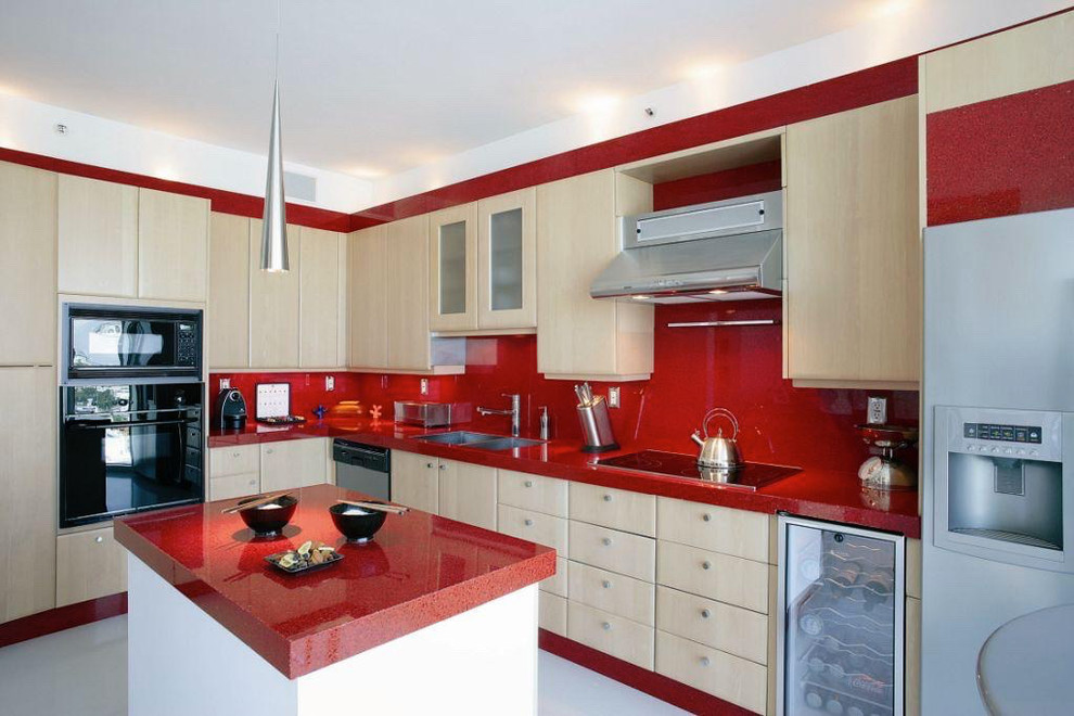 Inredning av ett eklektiskt mellanstort röd rött kök, med en köksö och beige skåp