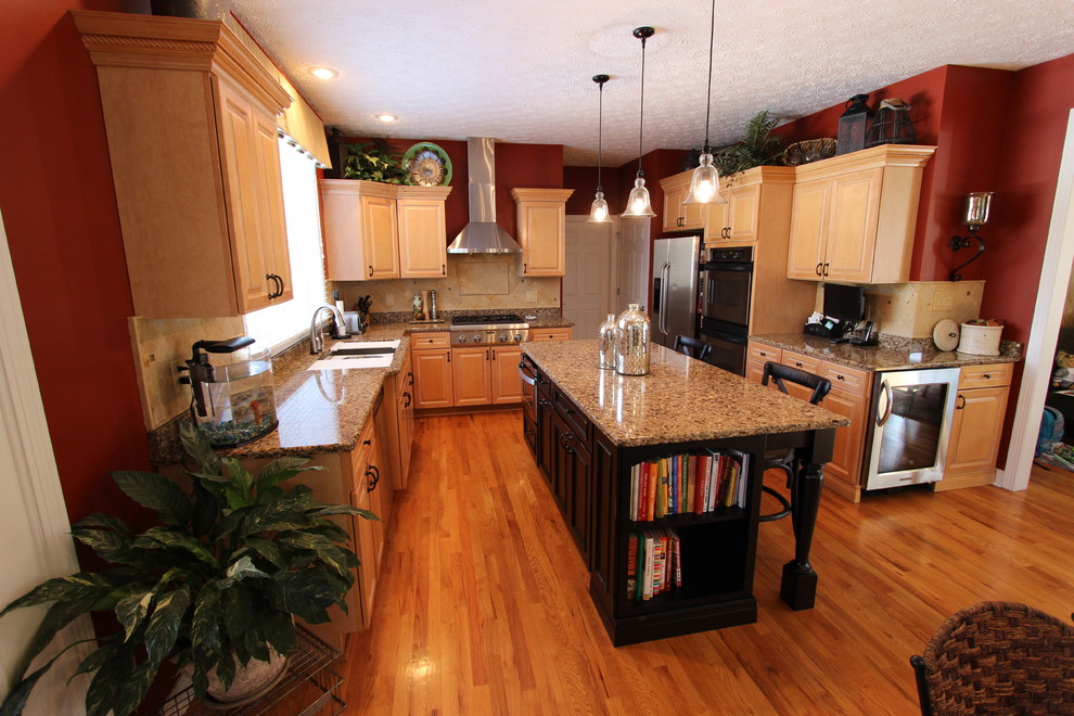 Example of a large classic u-shaped eat-in kitchen design in Cleveland with a single-bowl sink