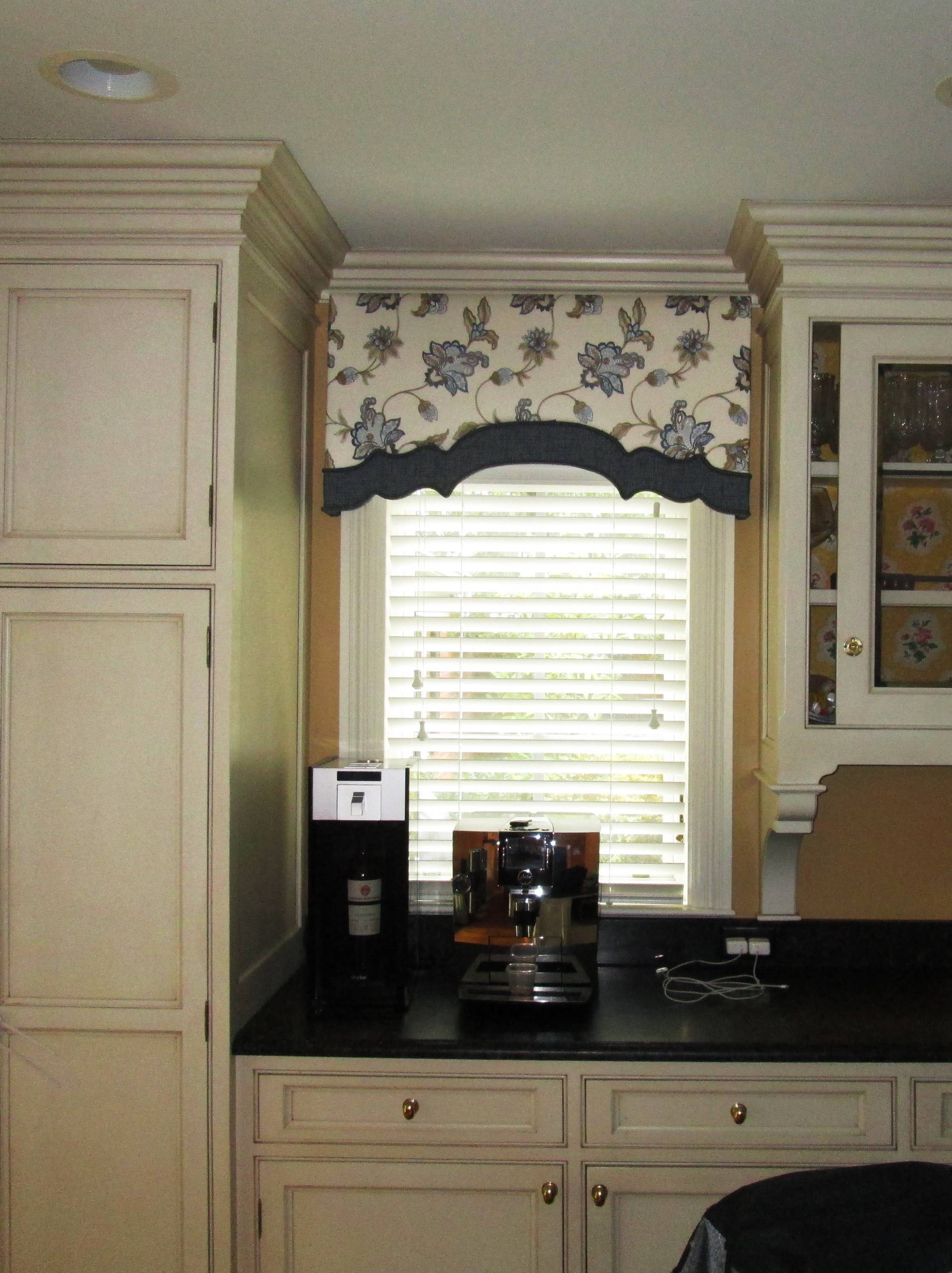 Shirred Banded Cornice - Photos & Ideas