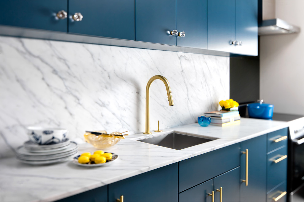 Example of a trendy single-wall eat-in kitchen design in Toronto with an undermount sink, blue cabinets, marble countertops, white backsplash, stone slab backsplash and stainless steel appliances