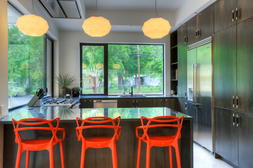 Идея дизайна: прямая кухня-гостиная среднего размера в современном стиле с накладной мойкой, плоскими фасадами, темными деревянными фасадами, техникой из нержавеющей стали, полом из керамогранита и полуостровом