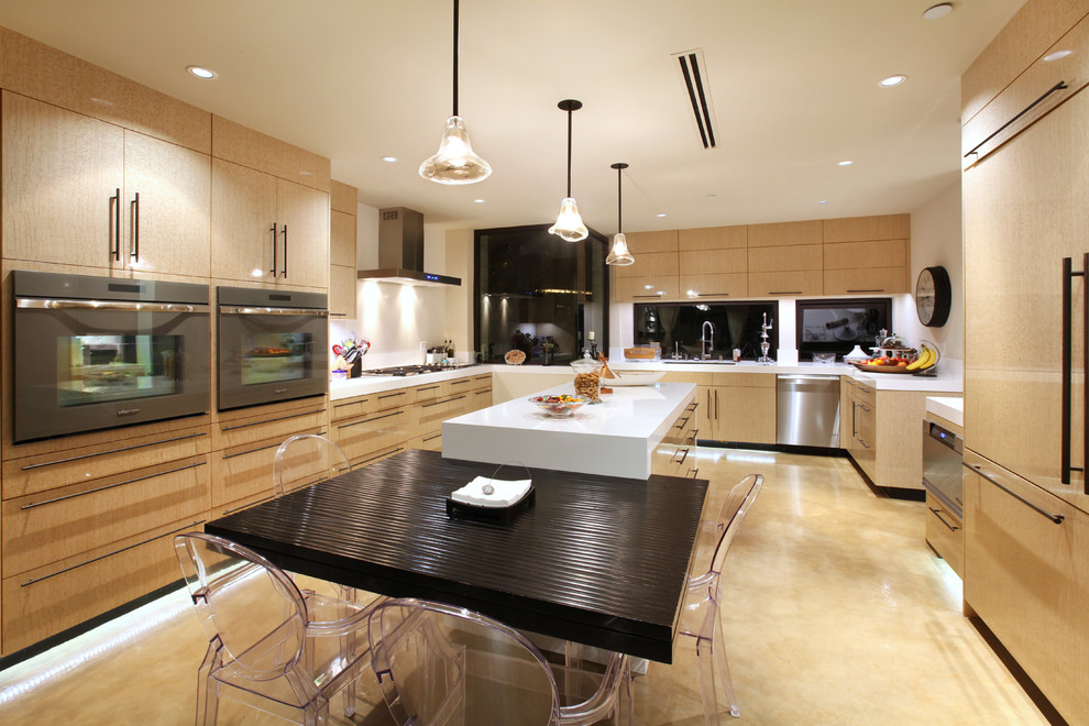 Свежая идея для дизайна: кухня с обеденным столом, плоскими фасадами и светлыми деревянными фасадами - отличное фото интерьера