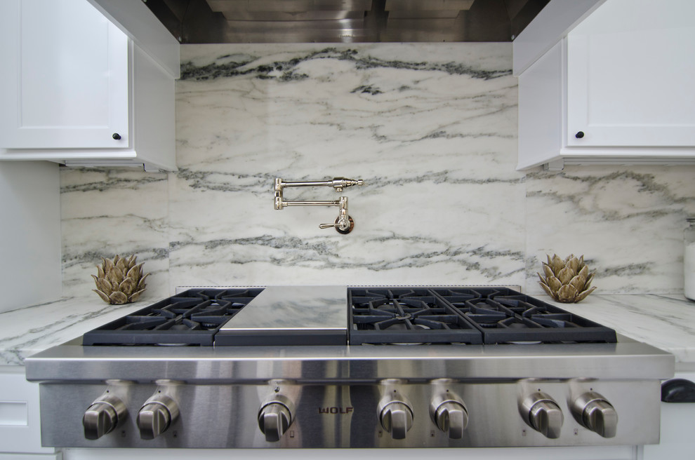 Cette photo montre une cuisine chic avec plan de travail en marbre et un électroménager en acier inoxydable.