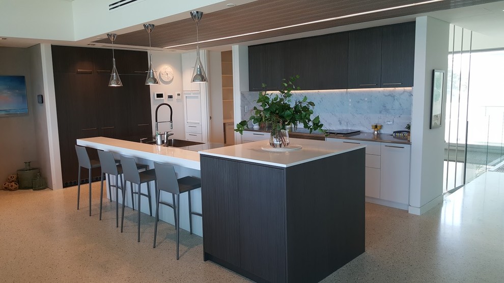 Idée de décoration pour une cuisine ouverte parallèle minimaliste de taille moyenne avec îlot.