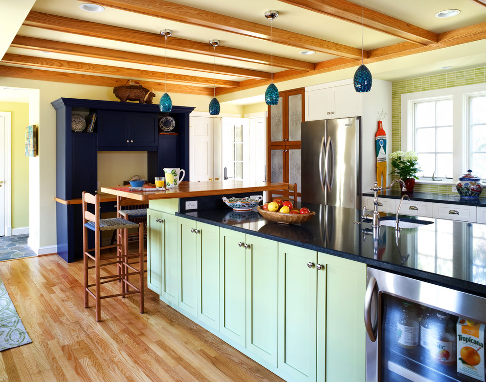Идея дизайна: кухня в классическом стиле с зелеными фасадами