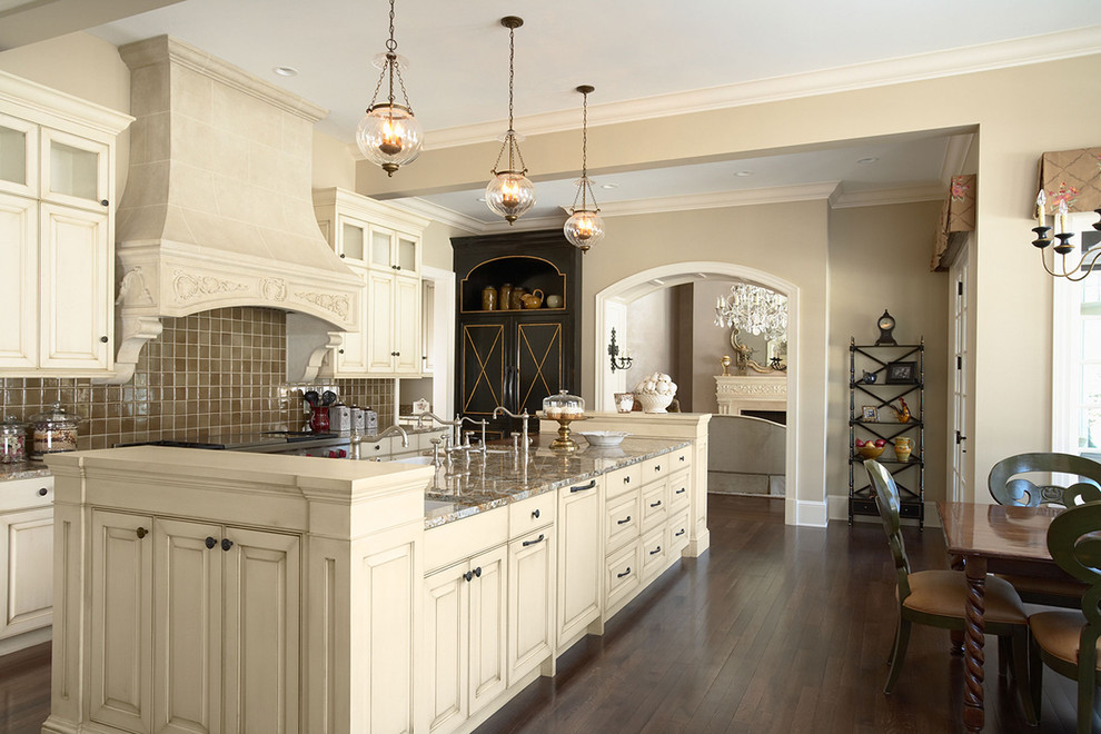 Idéer för ett mellanstort klassiskt flerfärgad kök, med luckor med upphöjd panel, vita skåp, brunt stänkskydd, granitbänkskiva, stänkskydd i porslinskakel, mörkt trägolv, en köksö och brunt golv