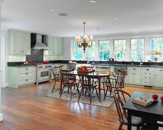 Exempel på ett stort amerikanskt kök, med en undermonterad diskho, luckor med infälld panel, vita skåp, granitbänkskiva, vitt stänkskydd, stänkskydd i keramik, rostfria vitvaror och mellanmörkt trägolv