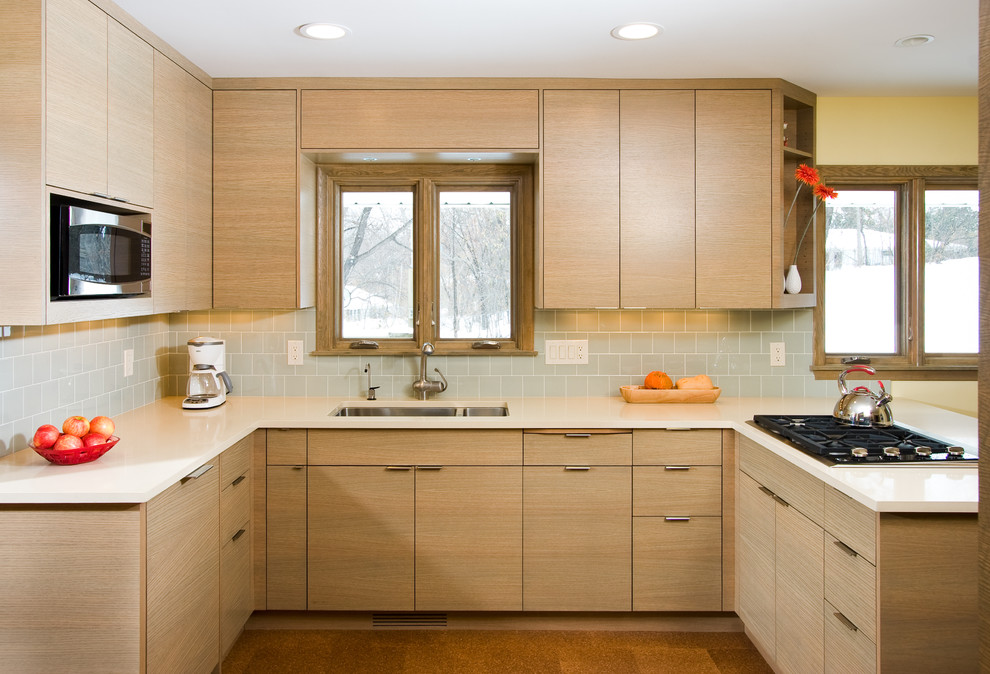 Свежая идея для дизайна: кухня в стиле модернизм с техникой из нержавеющей стали и мойкой у окна - отличное фото интерьера