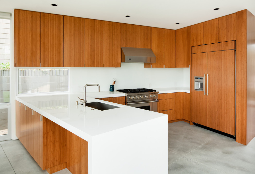 Стильный дизайн: кухня в стиле модернизм с техникой под мебельный фасад - последний тренд