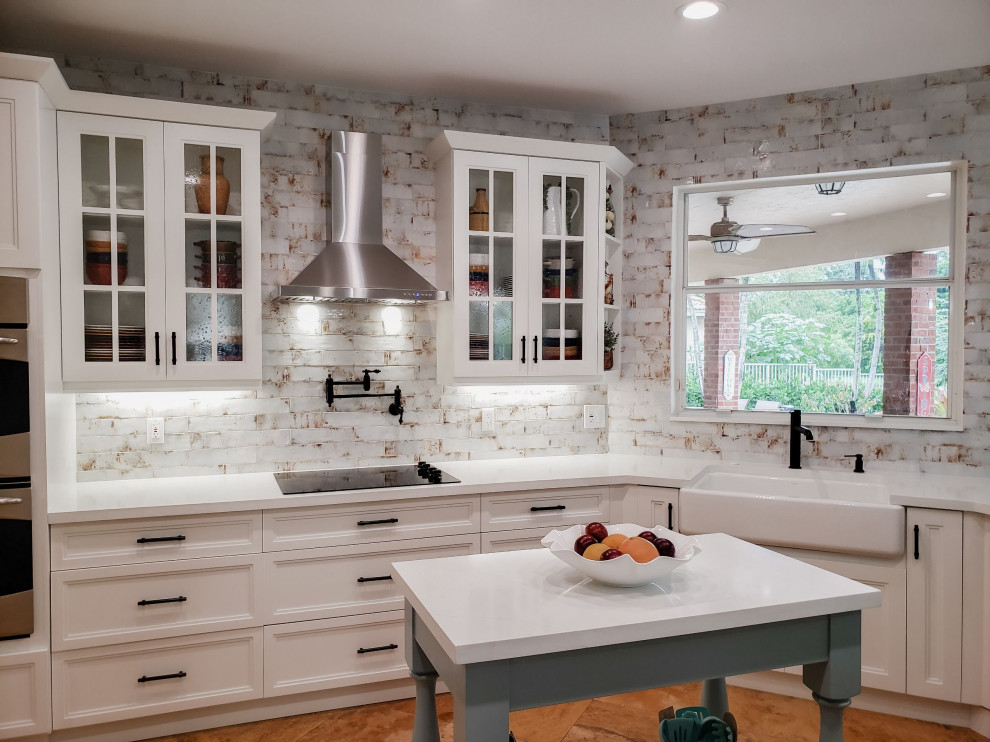 Foto de cocina de estilo de casa de campo de tamaño medio abierta con fregadero sobremueble, electrodomésticos de acero inoxidable y encimeras blancas