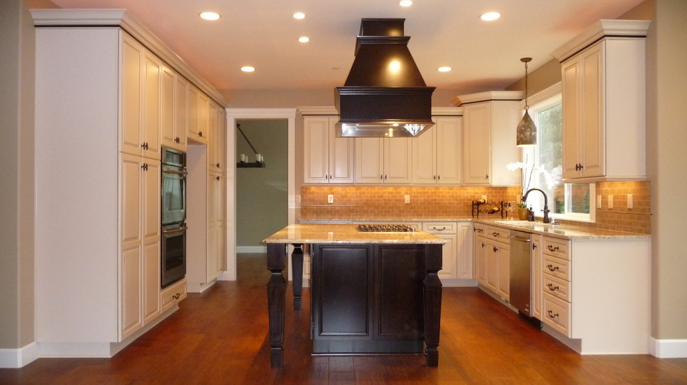 Esempio di una cucina classica di medie dimensioni con ante con bugna sagomata, ante in legno bruno e top in granito
