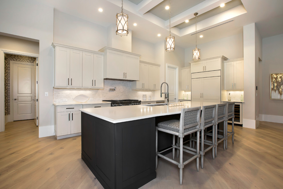 Offene, Große Moderne Küche in L-Form mit Einbauwaschbecken, Küchenrückwand in Grau, Küchengeräten aus Edelstahl und Kücheninsel in Tampa