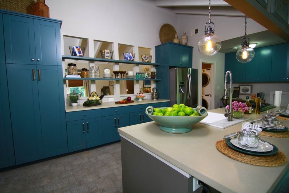 Foto di una cucina chic di medie dimensioni con lavello stile country, ante in stile shaker, ante blu, top in superficie solida, elettrodomestici in acciaio inossidabile, pavimento in mattoni, pavimento beige e top beige